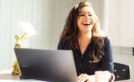 Femme souriante travaillant sur un ordinateur portable