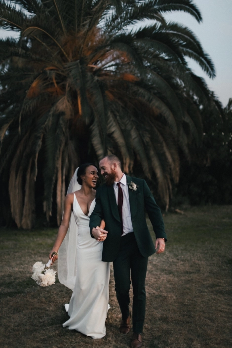 Couple célébrant leur mariage en extérieur