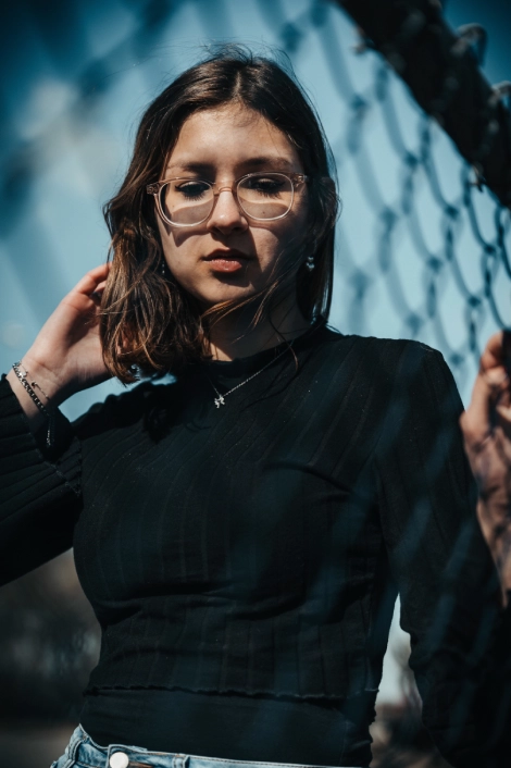 Portrait d'une femme portant des lunettes